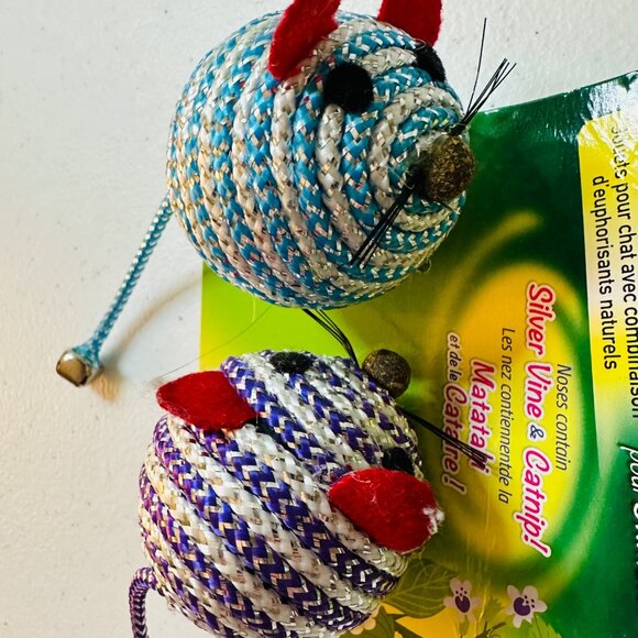 Hartz Cattraction Silver Vine & Catnip Bell Mouse Cat Toys - Picture 3 of 7